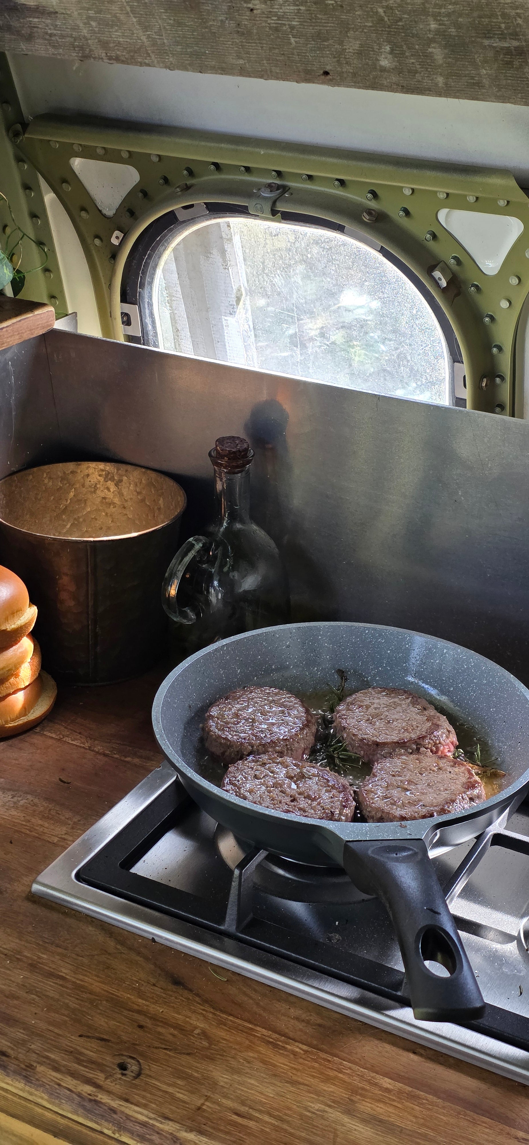 Cooking on an aircraft boeing 717 burgers