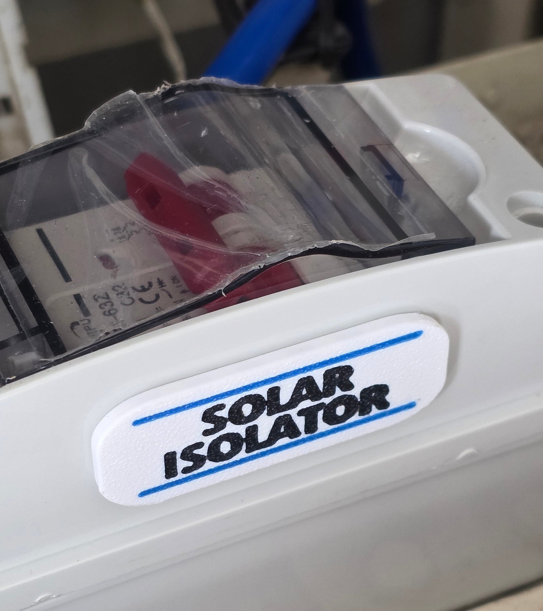 Solar isolator plaque